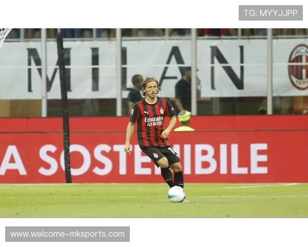 AC米兰传球组织：中场球员练习短传渗透与换边精度