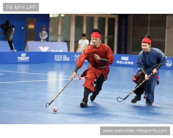 曲棍球门将惊现“飞天扑救”，全场起立致敬